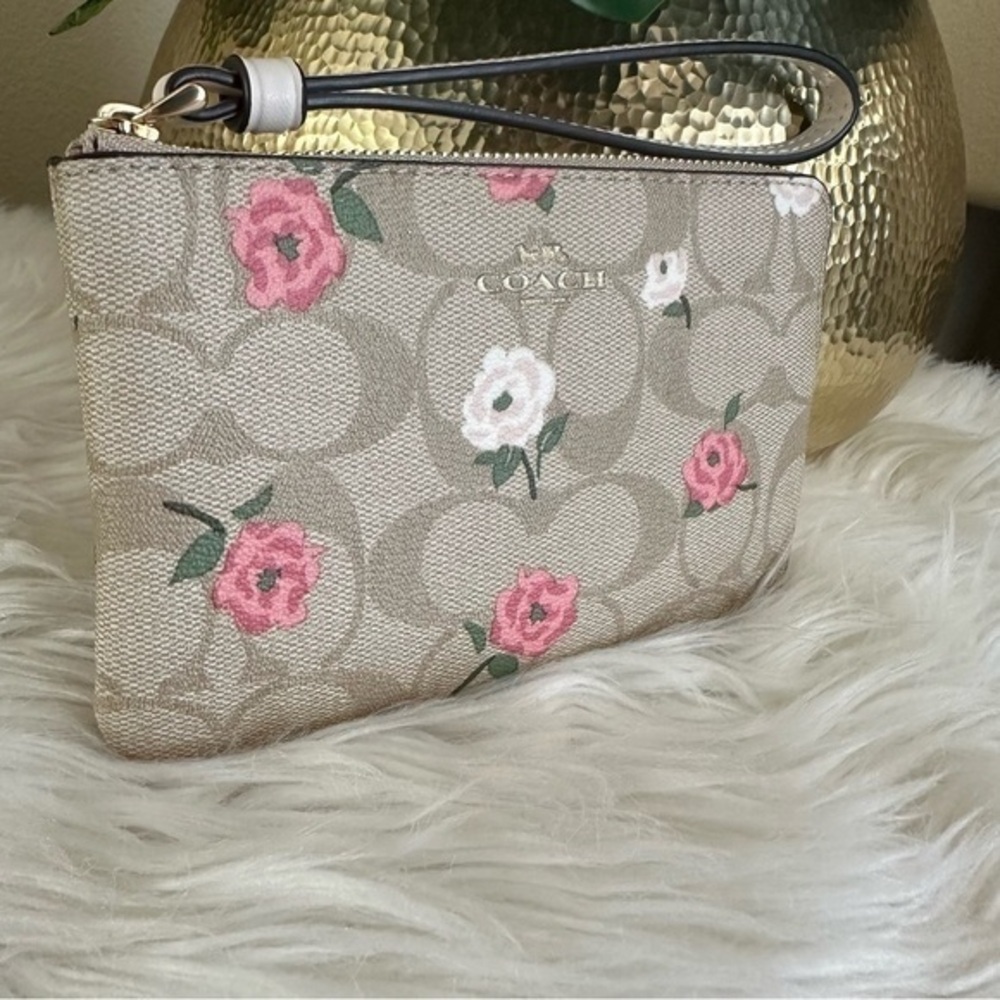 Corner Zip Wristlet In Signature Canvas With Floral Print